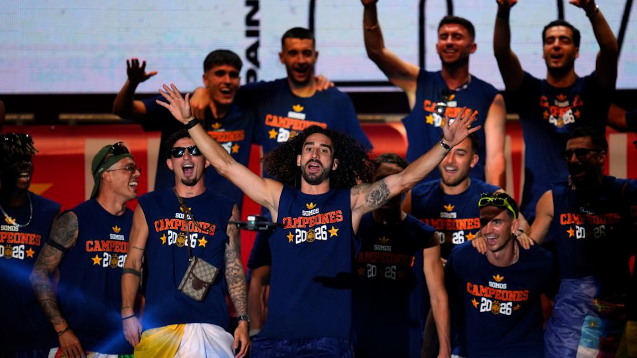 El show de Cucurella dándolo todo en la celebración en Cibeles por el Mundial