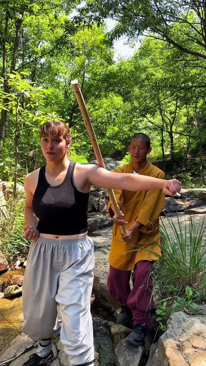 Une élève en plein entraînement intense dans une école de kung-fu Shaolin en Chine