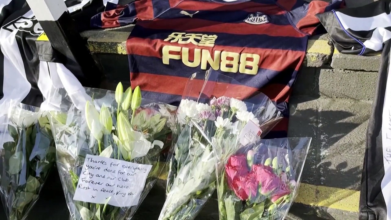 Les fans rendent hommage à Keegan devant St James' Park