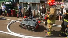 屏東市廢棄車輛回收廠火警猛烈  消防機器人進入火場滅火
