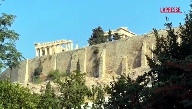 Atene, uomo accoltella due turisti greco-americani vicino all'Acropoli: fermato