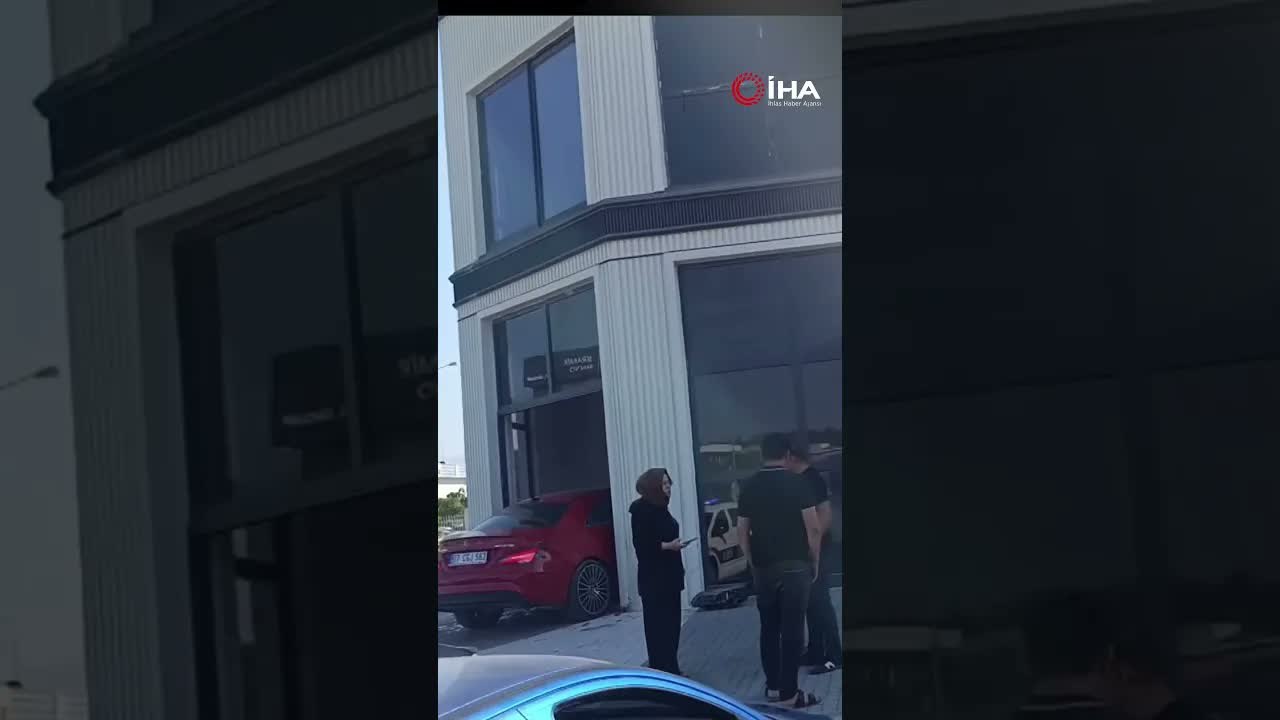 Çarpışmanın Etkisiyle Savruldular, İki Ayrı Kapıyı Kırıp İçeri Daldılar