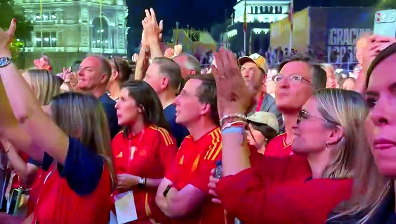Teresa Urquijo y Martínez-Almeida, como dos aficionados más bailando y vitoreando a 'La Roja'