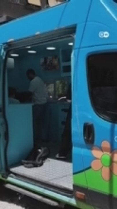 في شوارع دمشق، تحولت حافلة صغيرة إلى مركز متنقل للعناية بالحيوانات الأليفة.مشروع “سكوبي” يقدّم خدمات الاستحمام والحلاقة أمام المنازل، لتسهيل الوصول