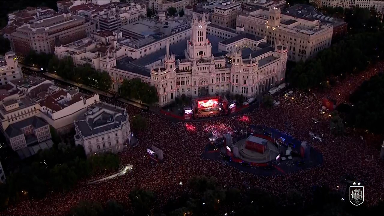 España celebra su segunda estrella con un baño de multitudes en Madrid