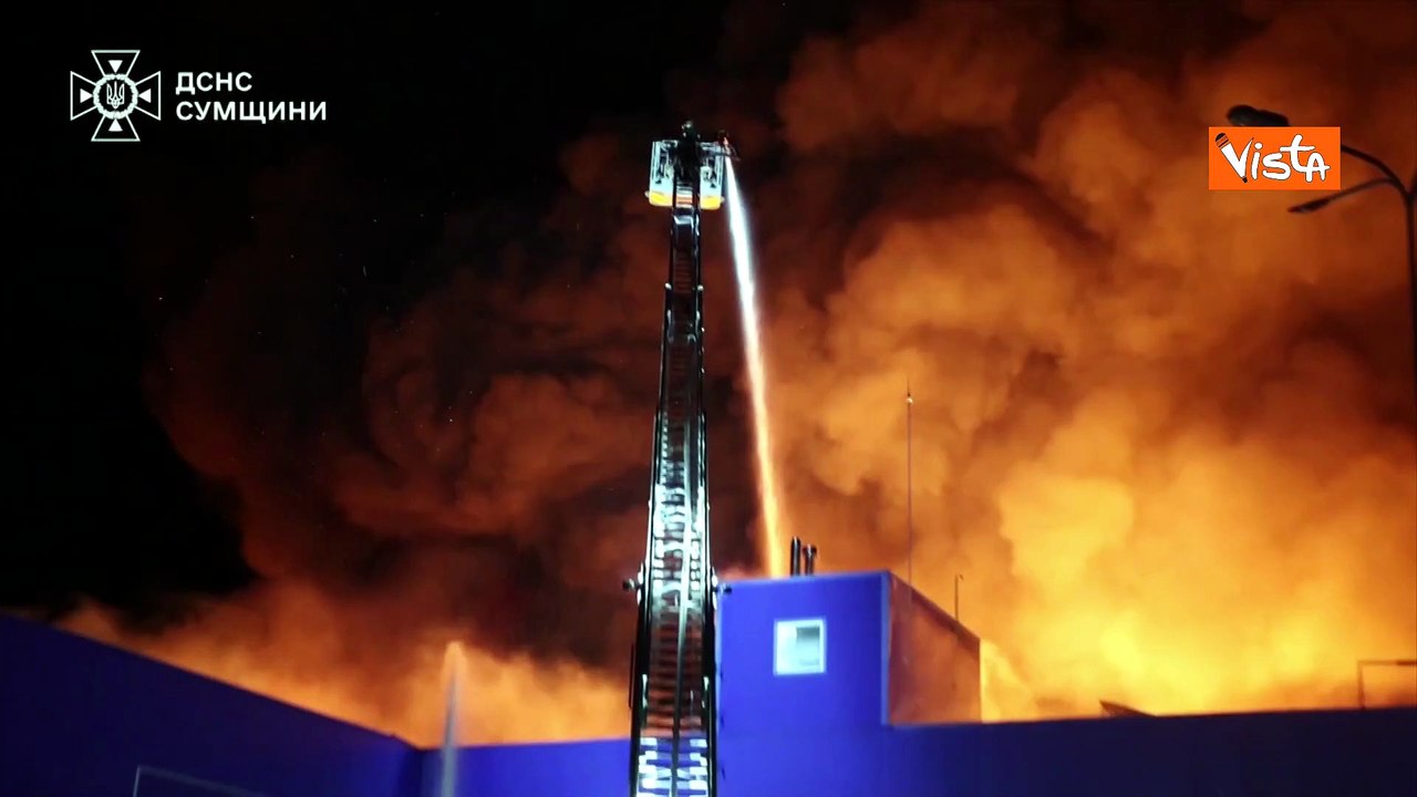 Guerra Ucraina, raid russi su Sumy, in fiamme un grattacielo e un centro commerciale