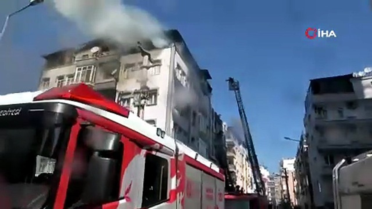 5 katlı binanın terasındaki yangında can pazarı! Kendilerini camdan dışarı attılar!