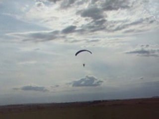 Premier vol solo en paravroum pour Olivier Pernot