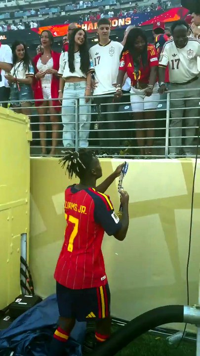 Il gesto commovente di Nico Williams: regala la medaglia alla madre in tribuna