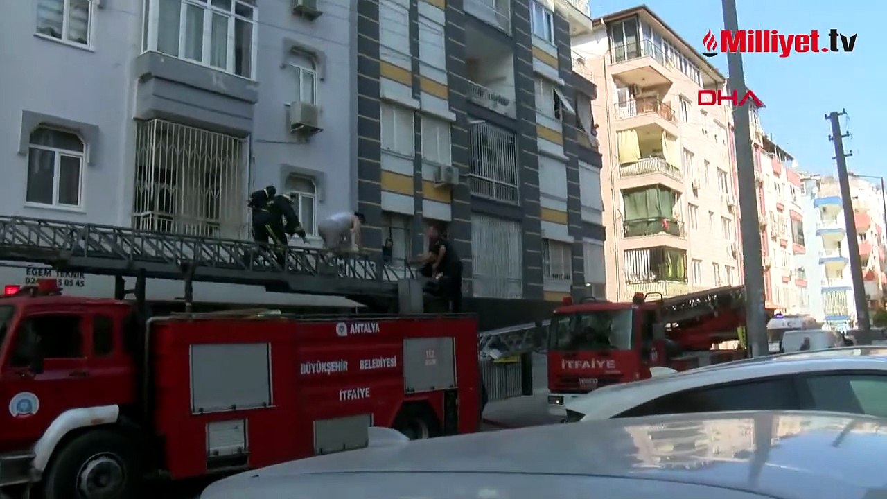 Ölümle burun buruna! Alevlerden kaçmak için pencereden aşağı sarktılar