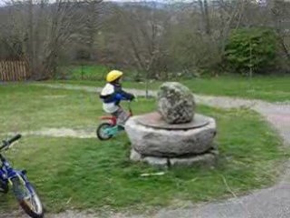 14.04.2008 15h44 film enzo fait du vélo sans roulette !!