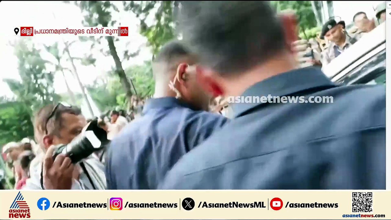 അറസ്റ്റ് ചെയ്ത് നീക്കാന്‍ പൊലീസ്; പ്രധാനമന്ത്രിയുടെ വസതിക്ക് സമീപം നിലത്ത് കുത്തിയിരുന്ന് പ്രതിഷേധം