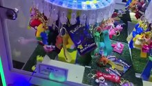 ¡Jugando en máquinas de garra sin clientes!
