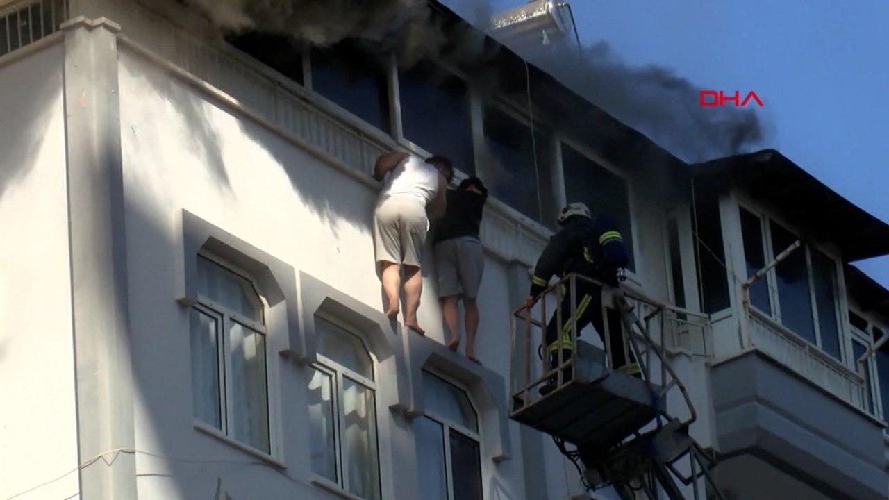 Yangında teras korkuluğundan sarkıp, kurtarılmayı beklediler!