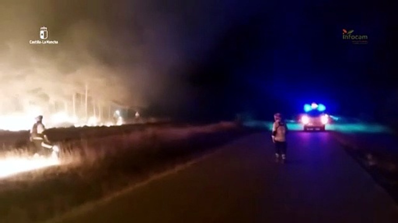 Tűzoltók küzdenek a hatalmas erdőtűzzel Spanyolország középső részén, több ezer hektár ég