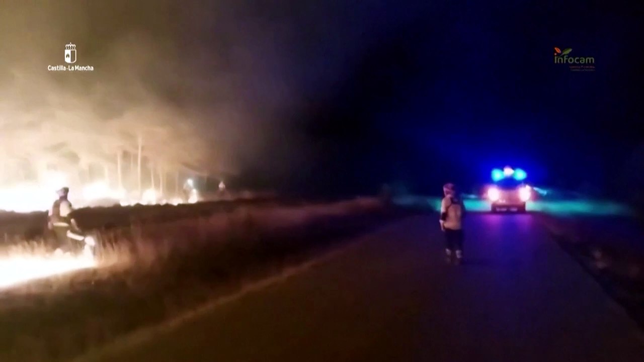 Así combaten los Bomberos el devastador incendio forestal de Guadalajara