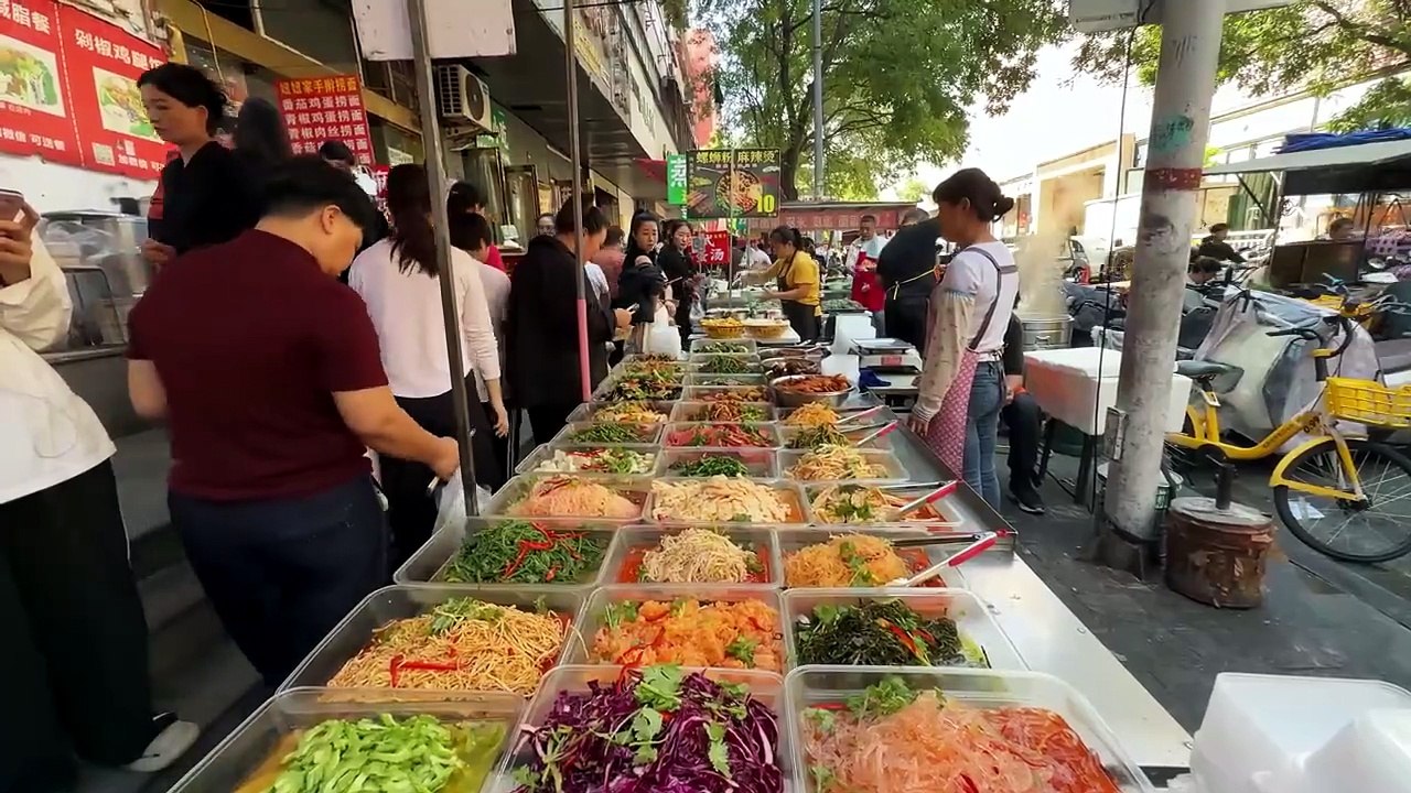 China’s Food Market in Henan _ Giant Lu Noodles, Crispy Pan-Fried Buns & Fast Food Delights