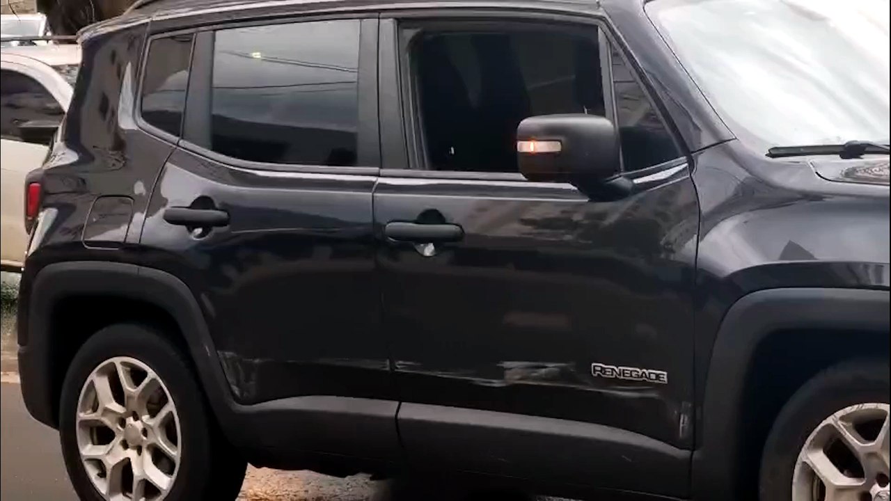 Corsa e Renegade se envolvem em colisão após troca de faixas na junção das Ruas Recife e Minas