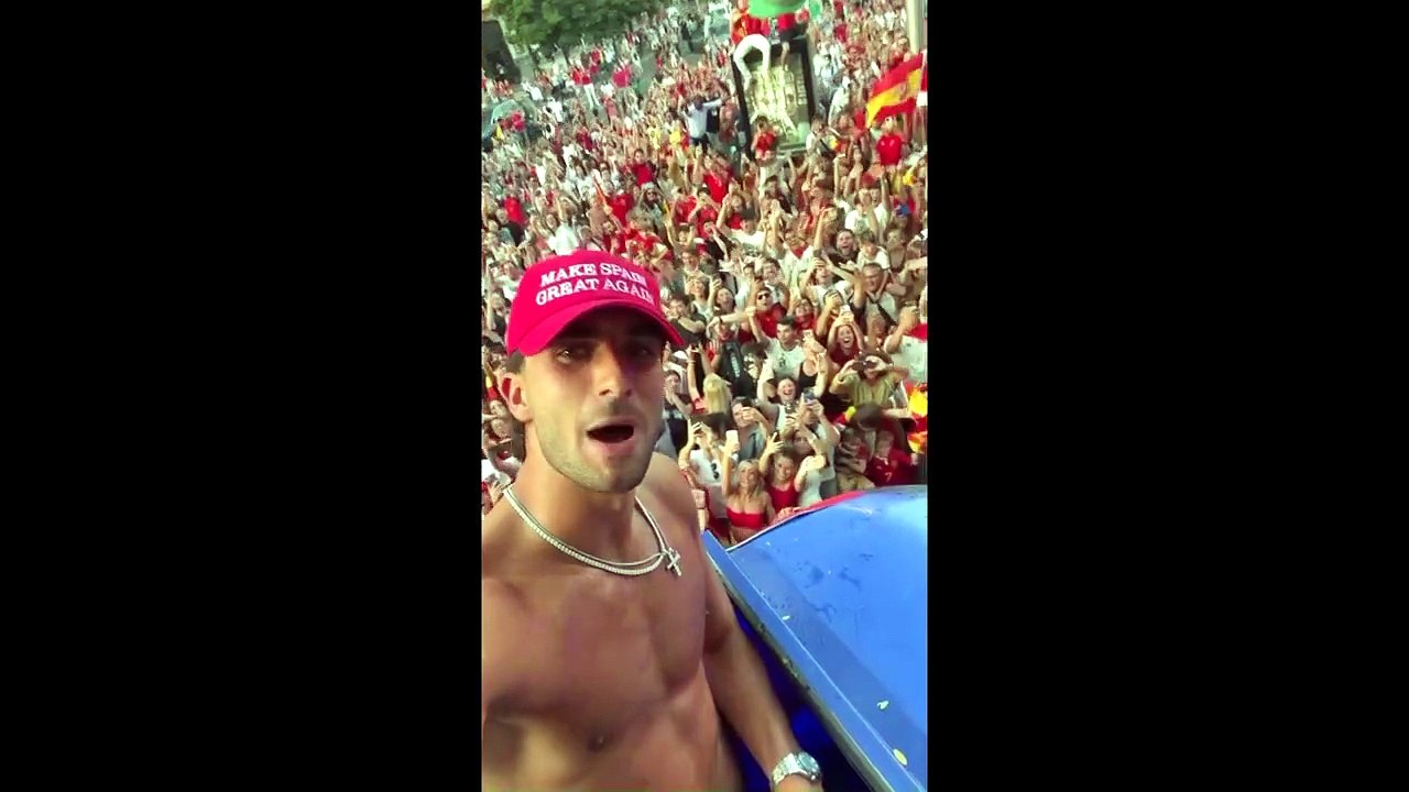Ferran Torres, l'eroe dei Mondiali nella festa della Spagna col cappellino 'stile Trump' - Video