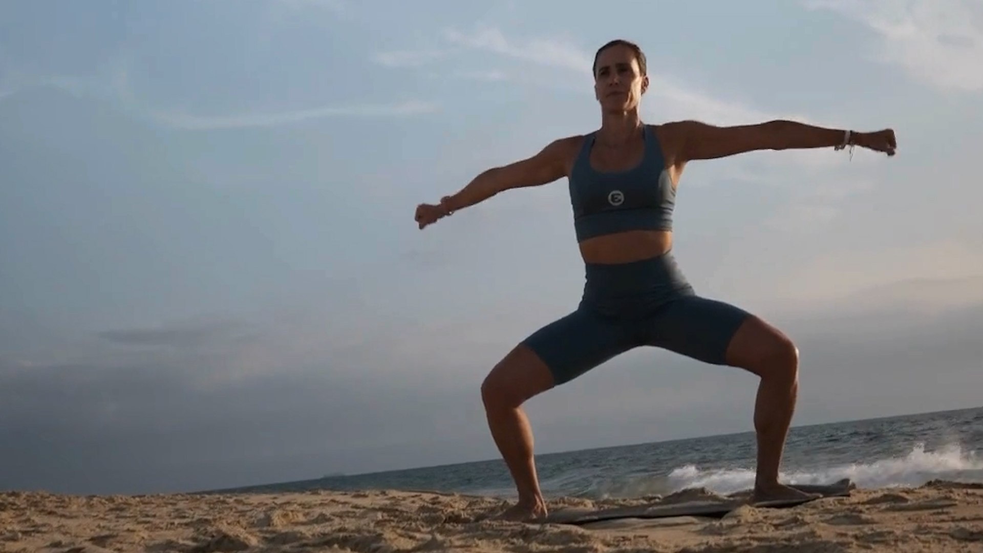 La �lite del deporte llega a las costas este verano de la mano de Ruth Brito, campeona del Mundo de Triatl�n de Larga Distancia en 2012. La actual entrenadora y fundadora de la escuela @etrieskola ha dise�ado un plan de entrenamiento accesible que permite a cualquier aficionado ejercitarse frente al mar con el rigor de una profesional.