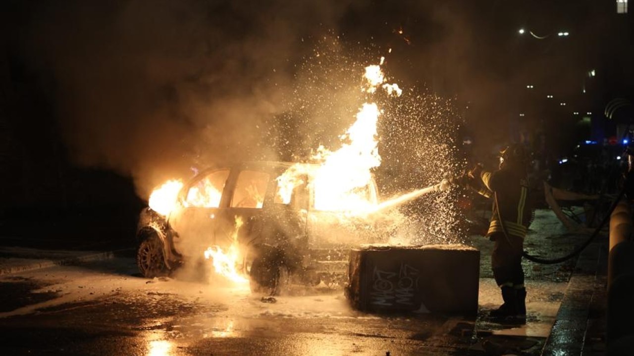 La notte di follia a Bologna dopo la manifestazione per Fakir: scontri e un’auto data alle fiamme. Il video