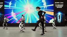 🤖🔥 HUMANA E ROBÔS HUMANOIDES DANÇAM EM SINCRONIA PERFEITA! O FUTURO CHEGOU