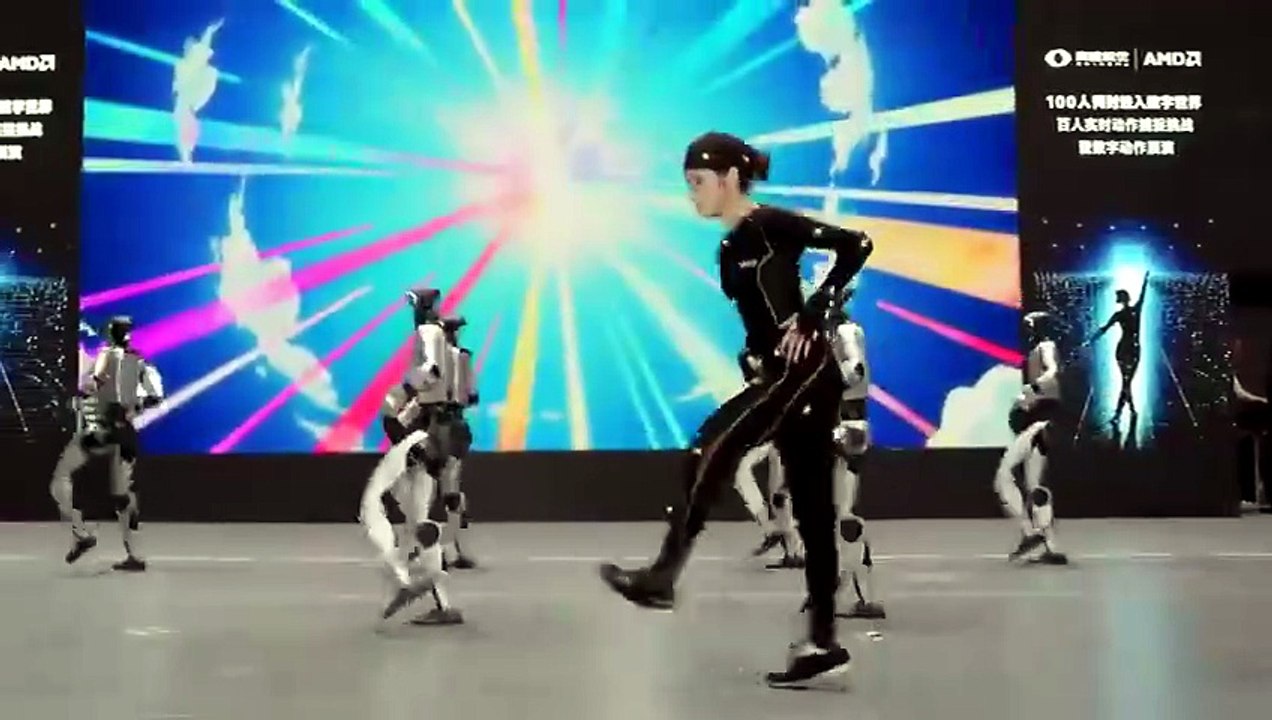 🤖🔥 HUMANA E ROBÔS HUMANOIDES DANÇAM EM SINCRONIA PERFEITA! O FUTURO CHEGOU
