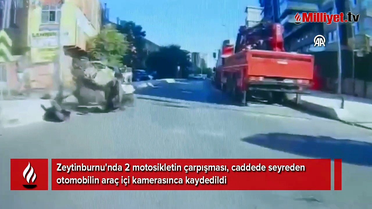 Zeytinburnu'nda 2 motosikletin çarpışması araç içi kamerada