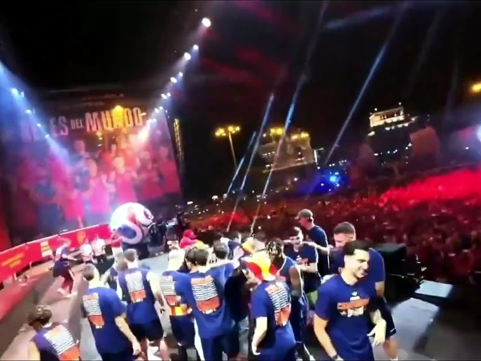 Spagna, de la Fuente cantante nella festa mondiale - Video
