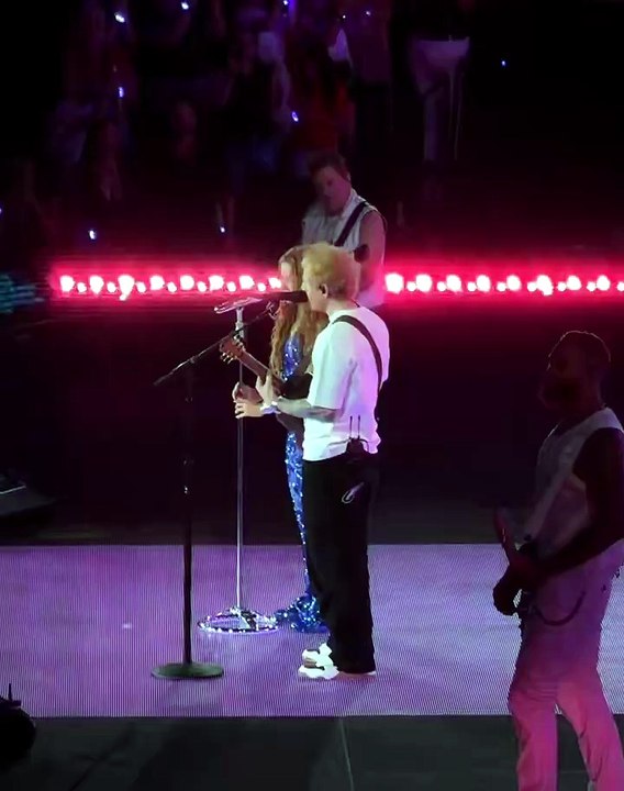 Shakira y Ed Sheeran interpretan “Underneath Your Clothes”