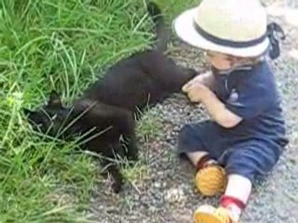 Blanche dehors avec le chat