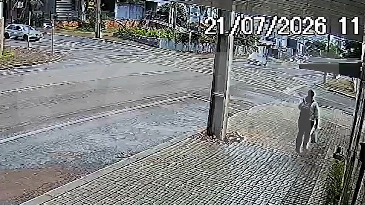 Vídeo mostra violência de acidente e carro sendo jogado contra empresa