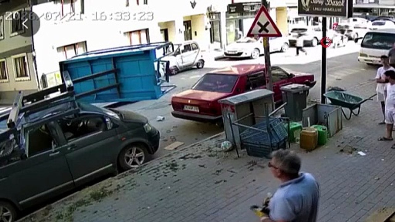 Bursa\'da feci kaza! Yük asansörü minibüsün üzerine devrildi