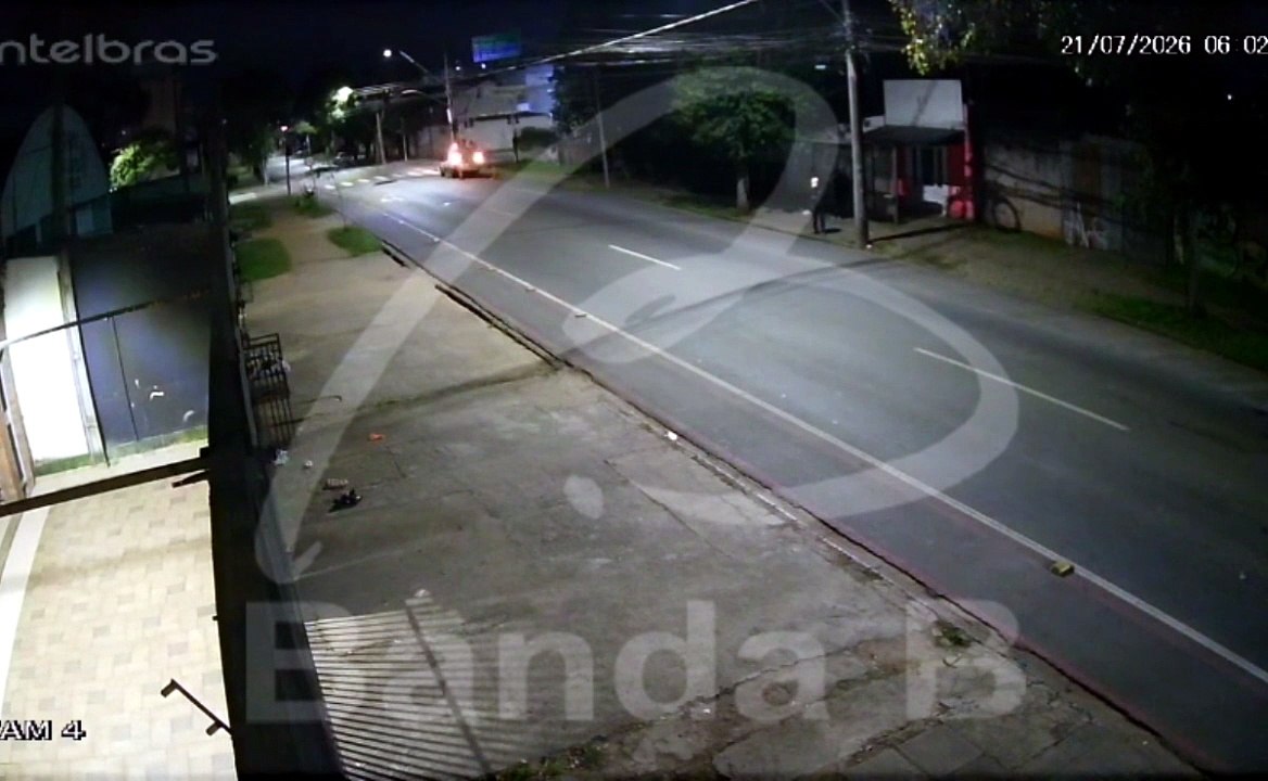 Motociclista fica ferida em acidente em cruzamento apagado em Curitiba