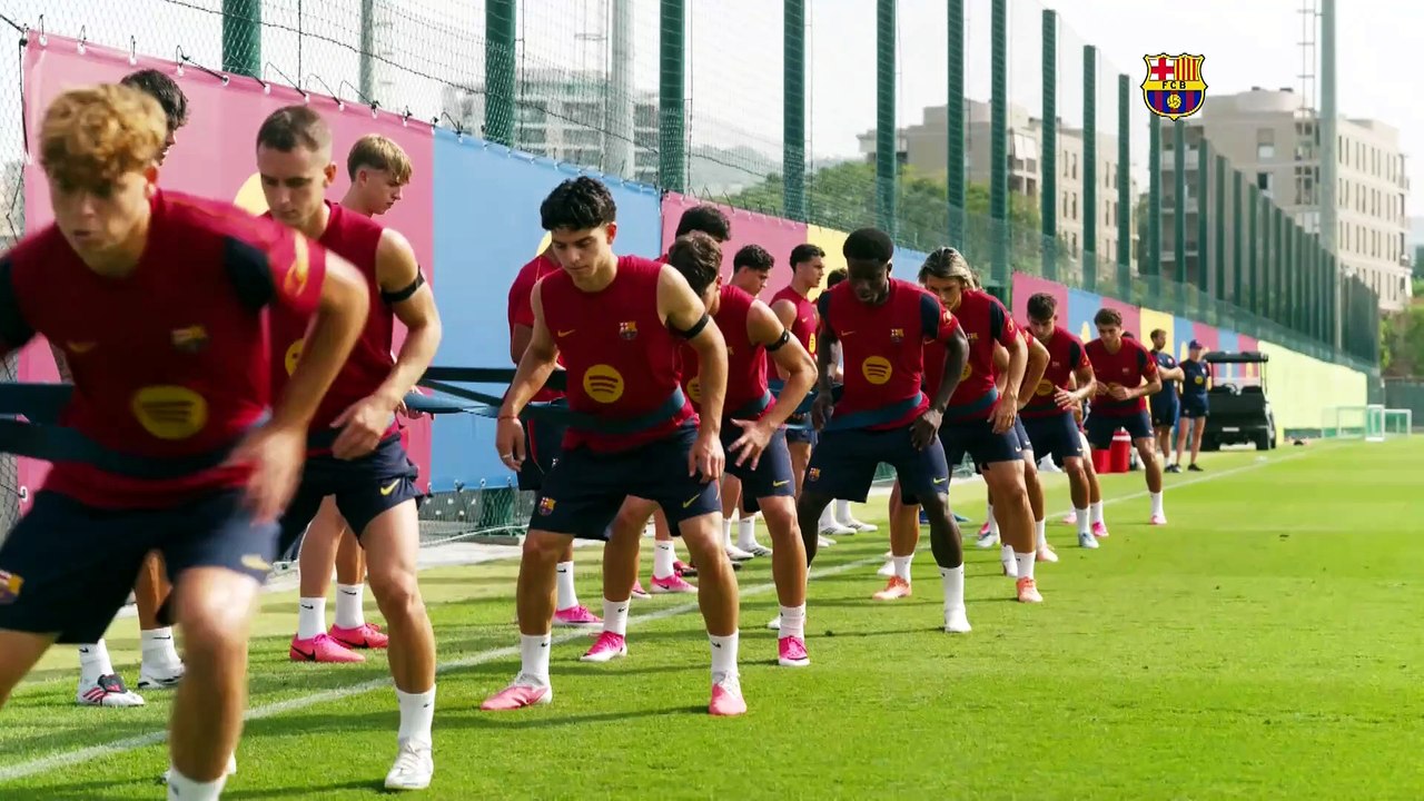 Flick trabaja con todos los jugadores disponibles en una nueva sesión de entrenamiento