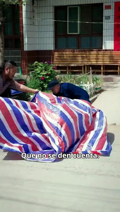 ... (Doblado) La más guapa no me suelta En Español