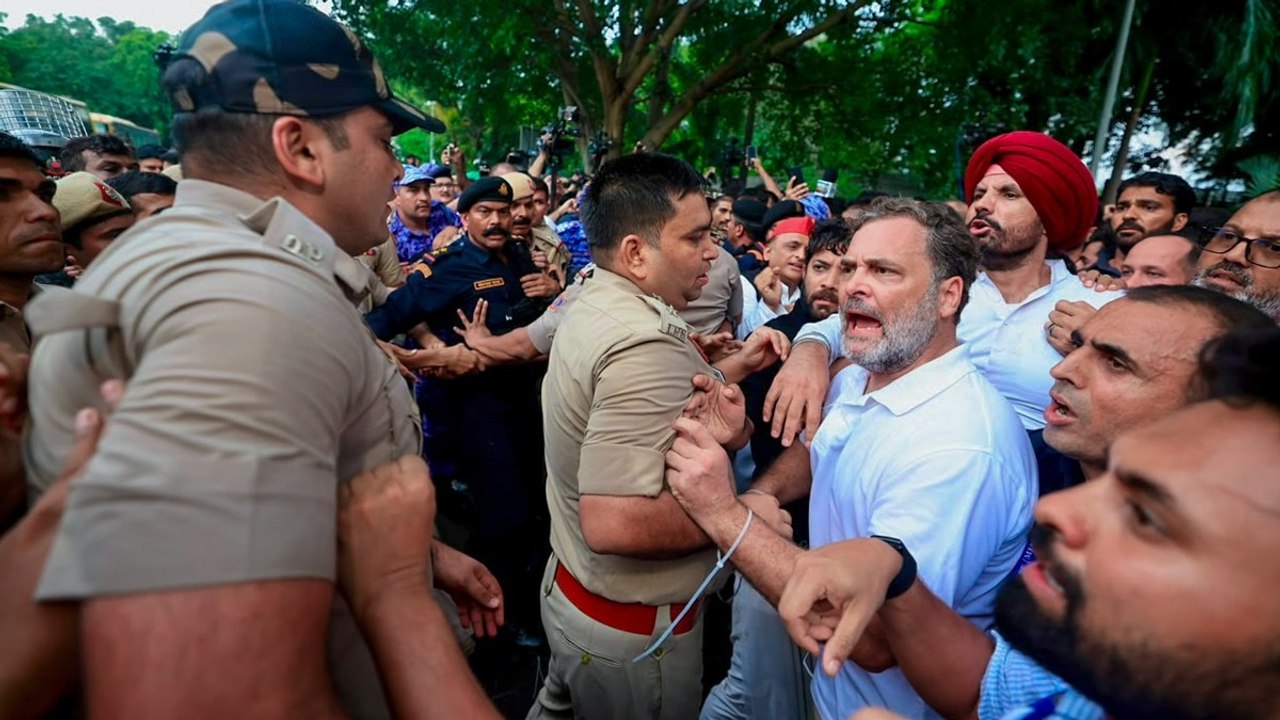 Rahul Gandhi, Akhilesh Yadav detained after Congress sit-in outside PM's residence