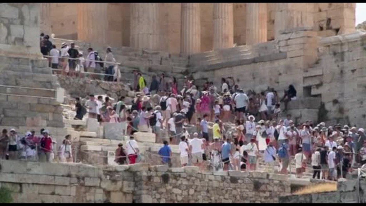Arriva il grande caldo ad Atene, ma i turisti non si scoraggiano