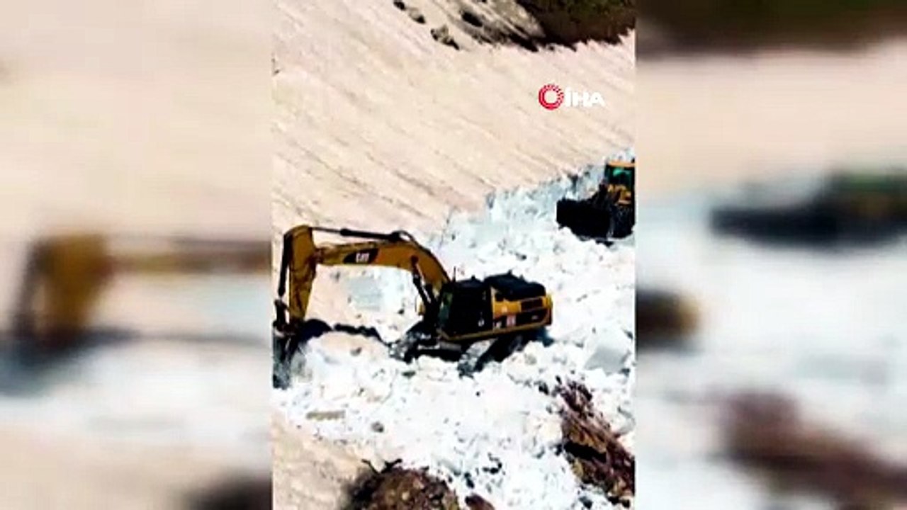 Yüksekova'da temmuz ayına rağmen 5 metrelik kar tünellerinde çalışma