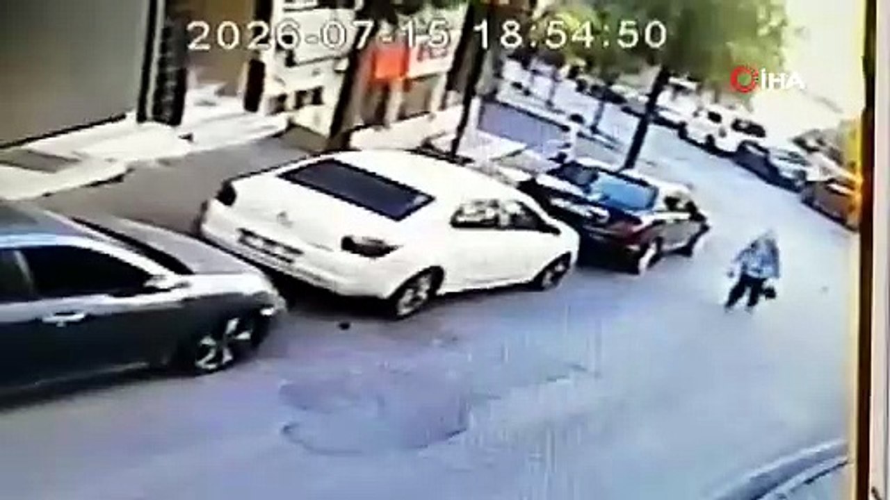 Yakalayın bu psikopatı! Yolda yürüyen kadına akılalmaz saldırı kamerada