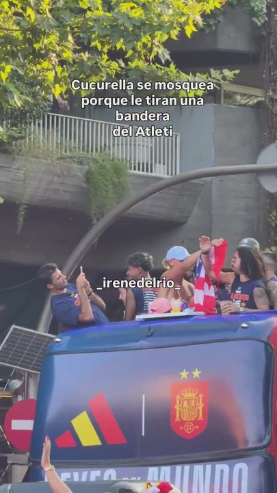La reacción viral de Cucurella cuando le lanzan una bandera del Atleti en plena celebración: ya tiene ADN madridista