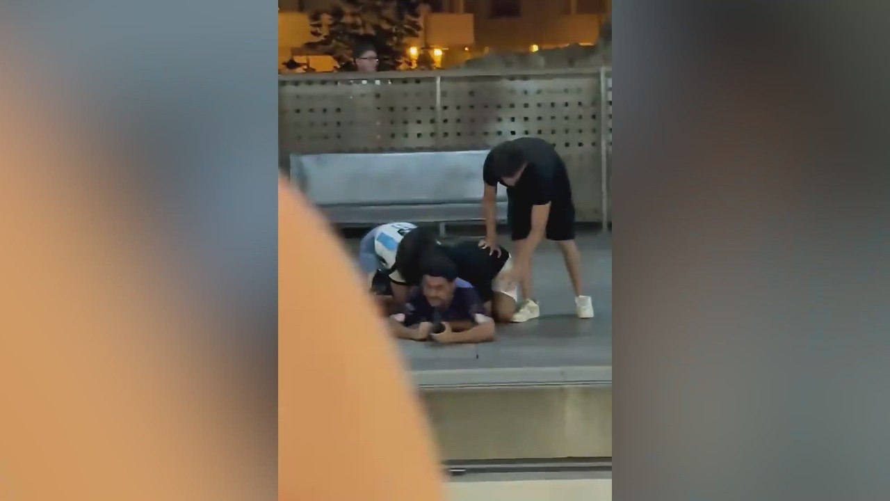 El vacile de unos aficionados ESPAÑOLES a un ARGENTINO: se IBA DIRECTO a PEGARLES