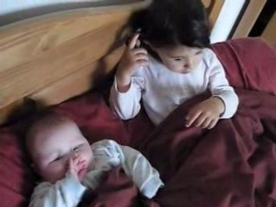 21 Juin 08 Anna et Emy dans notre lit