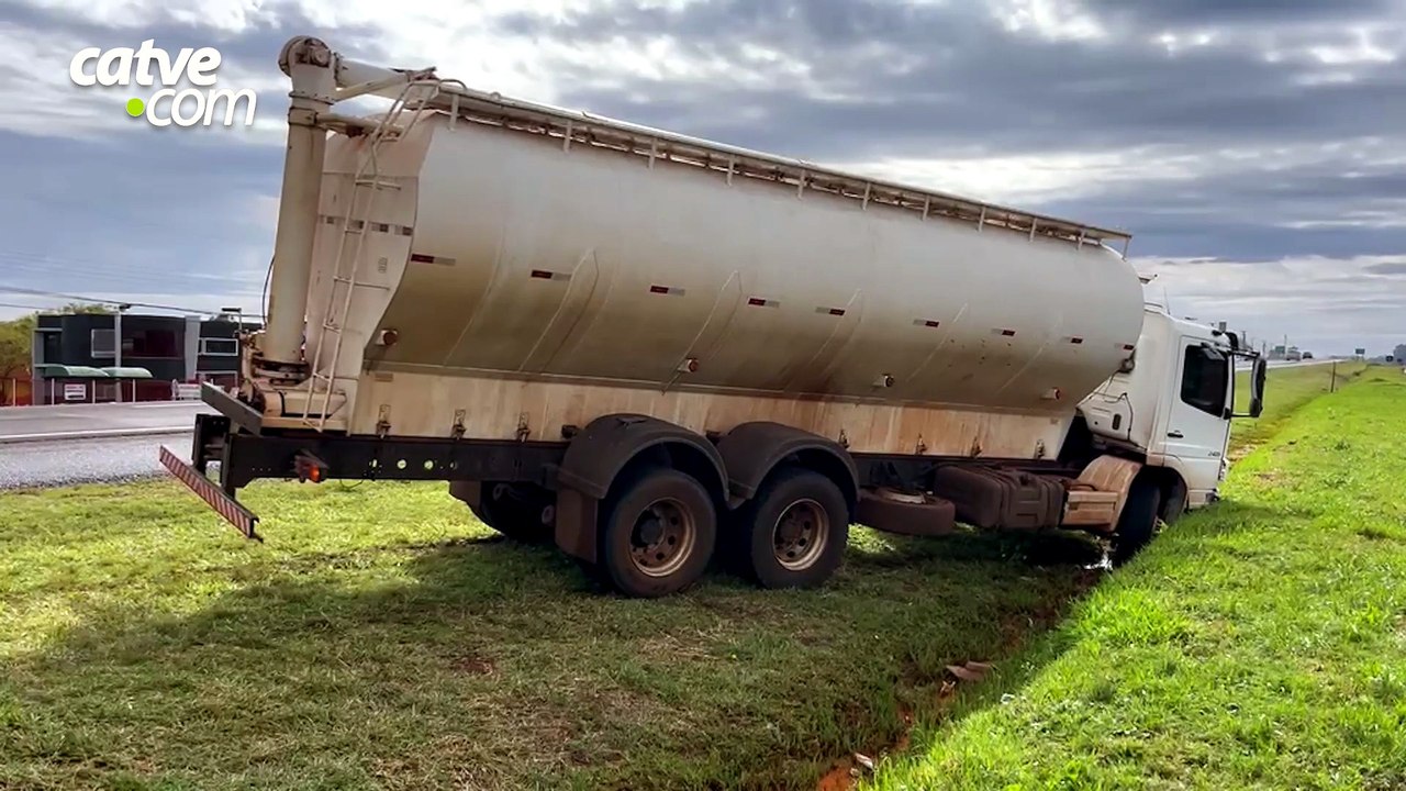Caminhão sai da pista após bater em caminhonete na BR-277 em Cascavel