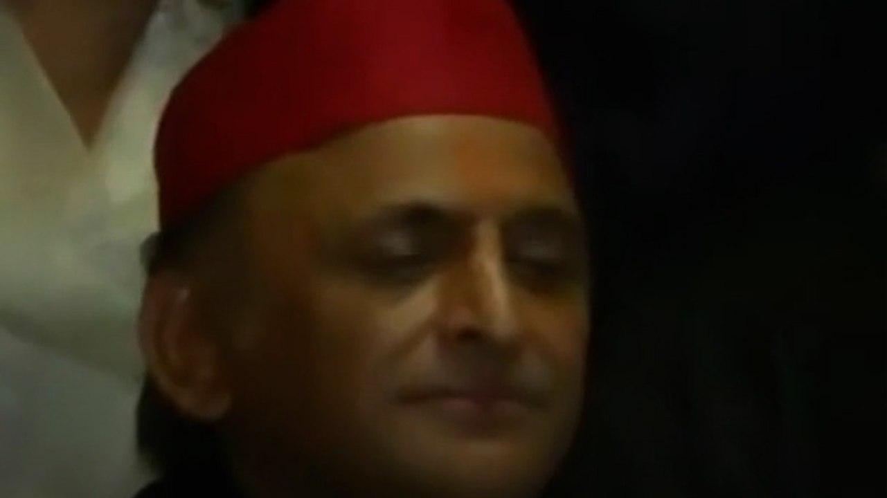 डिटेन होने के बाद मुस्कुराए अखिलेश यादव, पुलिस से पूछा- 'कहां ले जा रहे हो?'