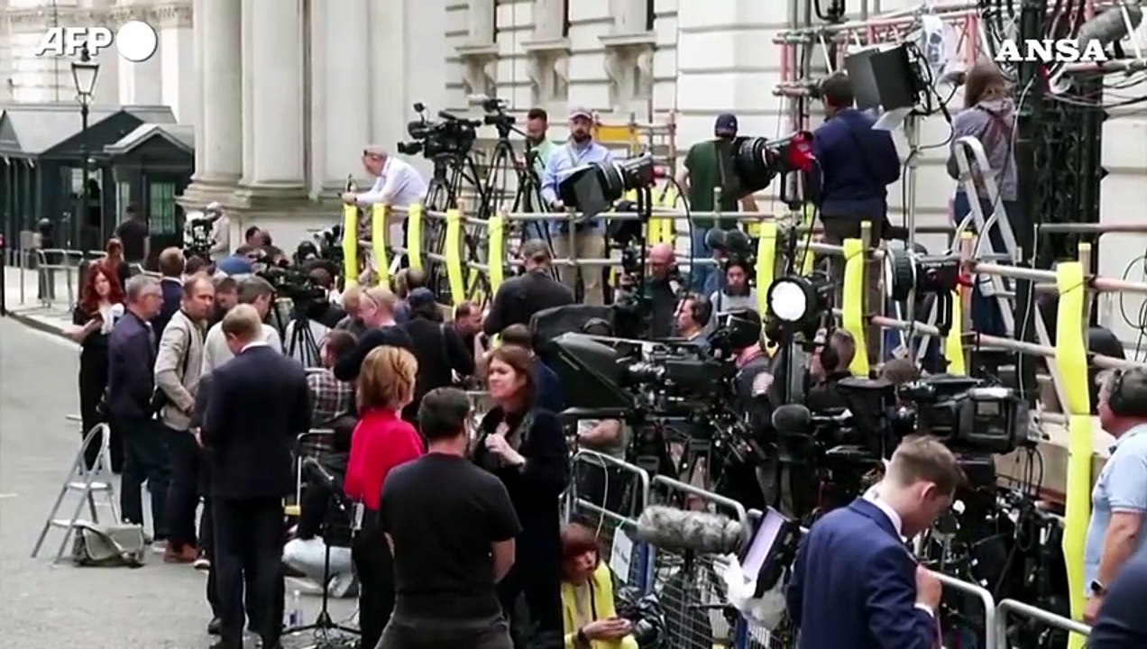 Londra, il gatto Larry "vigila" sul cambio d'inquilino a Downing Street