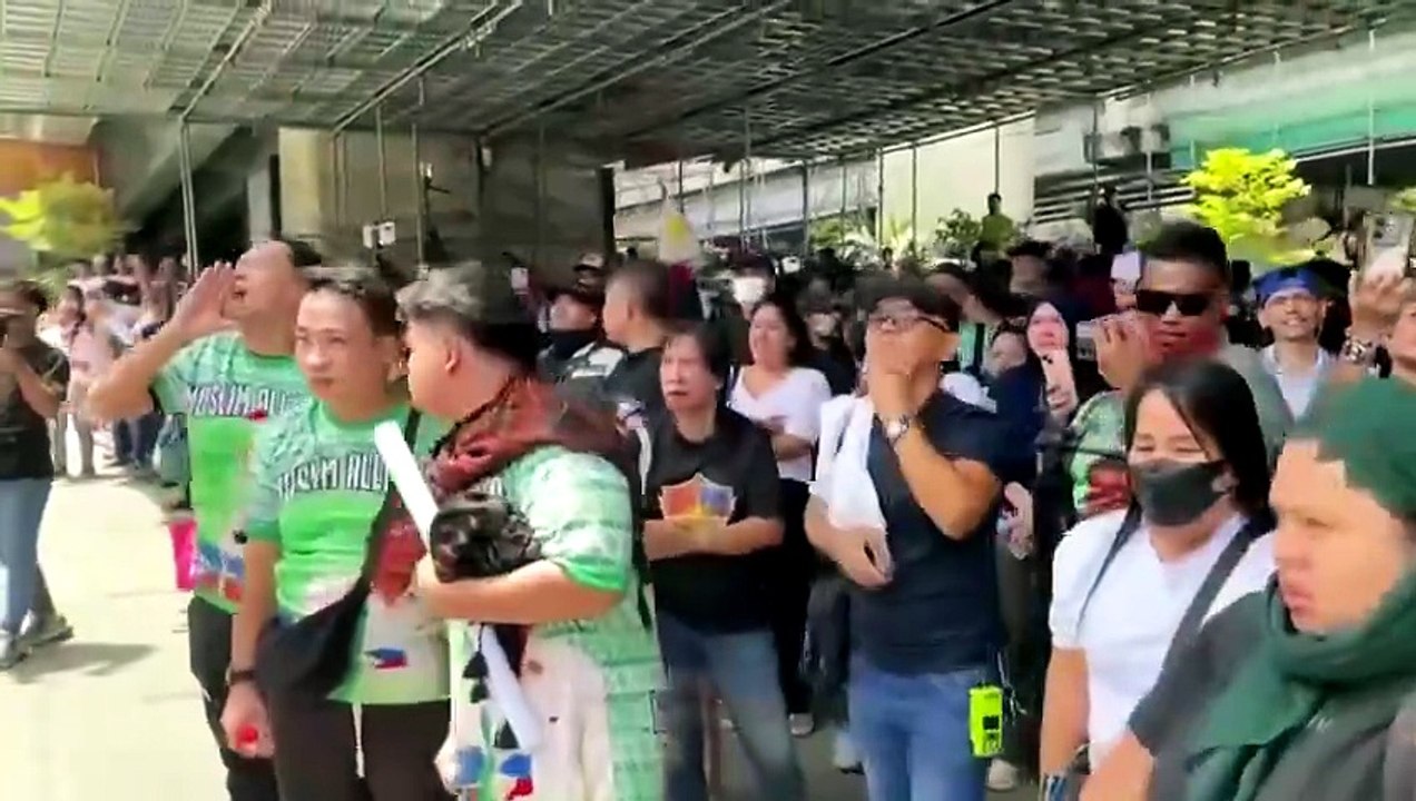 NPA Kayo, sigaw ng taong Bayan sa mga Akbayan nang dumating sila sa EDSA Shrine [Full Movie]
