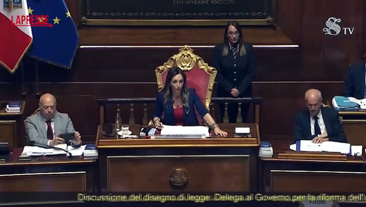 Caso Delmastro, M5S al Senato occupa banchi governo: cartelli "fuori le chat"