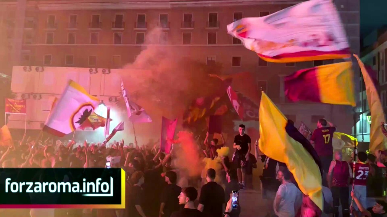 Festa Roma, inizia lo spettacolo: i tifosi a piazza San Silvestro tra cori e fumogeni