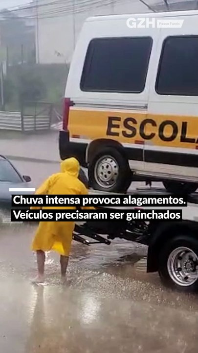 Temporal provoca alagamentos, bloqueia ruas e tira famílias de casa em Passo Fundo